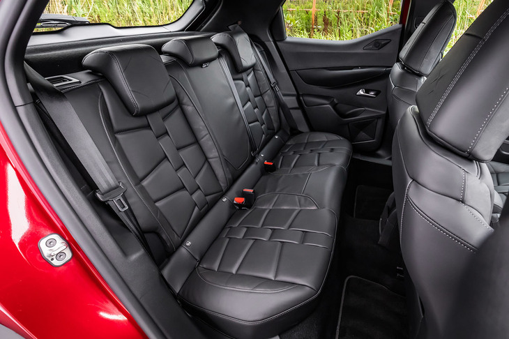 密度の異なる2種類のフォームが部位ごとに使い分けられたシート。包み込まれるような座りとサポート性の両立がうたわれている。