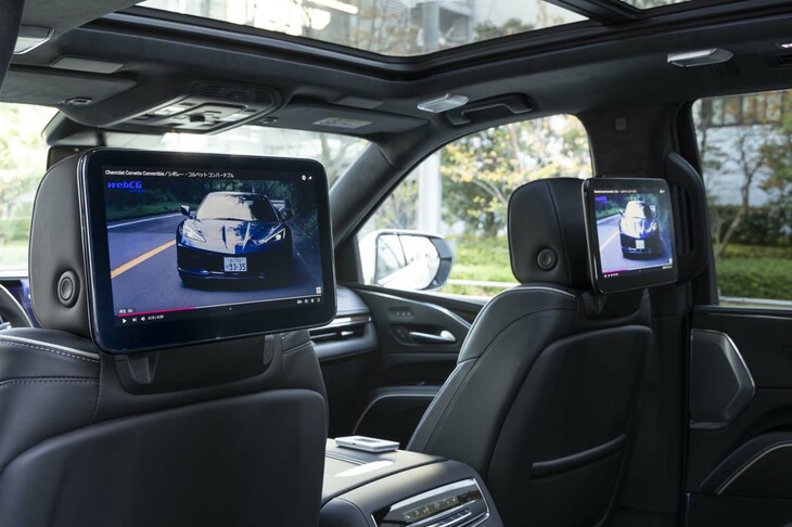 運転席／助手席の背面には、2枚の12.6インチタッチディスプレイからなる2列目シート用のエンターテインメントシステムを装備。HDMIおよびUSB接続を介し、映像や音楽を楽しめる。