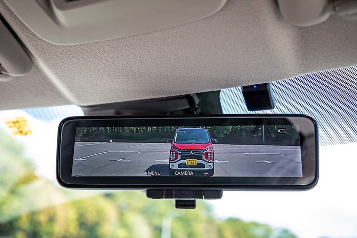 マルチアラウンドモニター表示機能付きデジタルルームミラーは、先進安全パッケージに含まれるオプション。後席の状況と後方を、交互に切り替え確認するような使い方が想定されるという。