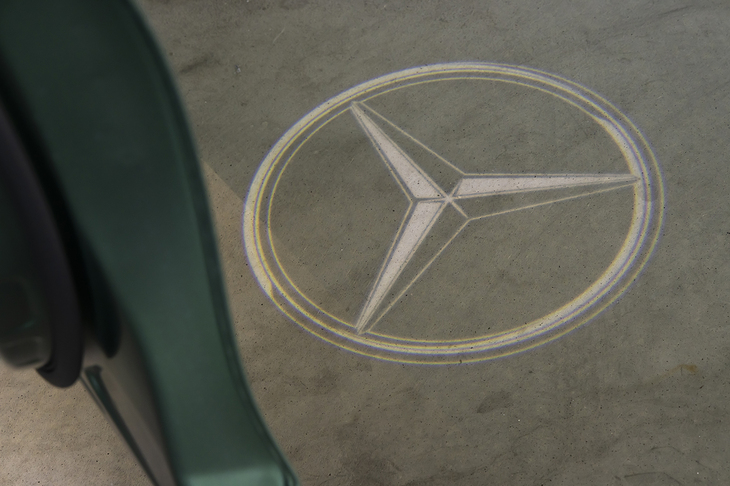 ドアを開けると足元を照らしてくれるカーテシーライトは大きなスリーポインテッドスター。解像度が高く、陰影まで見事に表現されている。