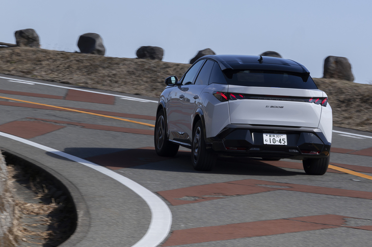 フロントサスは全車ストラットだが、リアがマルチリンクになるのが「E-3008」の特徴（「3008」はトーションビーム）。大入力のあるコーナリングでは効果を感じとれたが、肝心の街乗りや高速道路では鋭い突き上げがあるのがちょっと気になった。