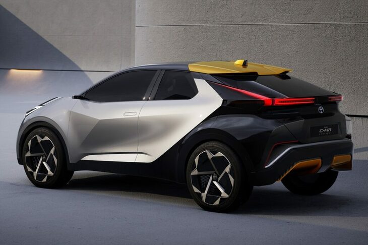 「C-HRプロローグ」では、2トーンペイントの仕上げを採用。ルーフエッジスポイラーとディフューザーにもカラーコントラストが施されている。