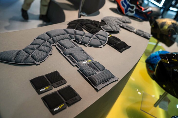 ヘルメットが衝撃を受けたとき、フローティングマウントする内装が動くことで衝撃を緩和させるシステムを構築したMips。いまや多くのヘルメットブランドが、そのシステムを採用している。今回のEICMAでは、その最新プロダクトとしてヘルメットの内装にMipsテクノロジーを取り入れた「インテグラTX」を発表。これまでは衝撃吸収体と内装の間にフローティングマウントのシステムをセットしていたが、この新しいテクノロジーでは、内装だけで衝撃を吸収する。