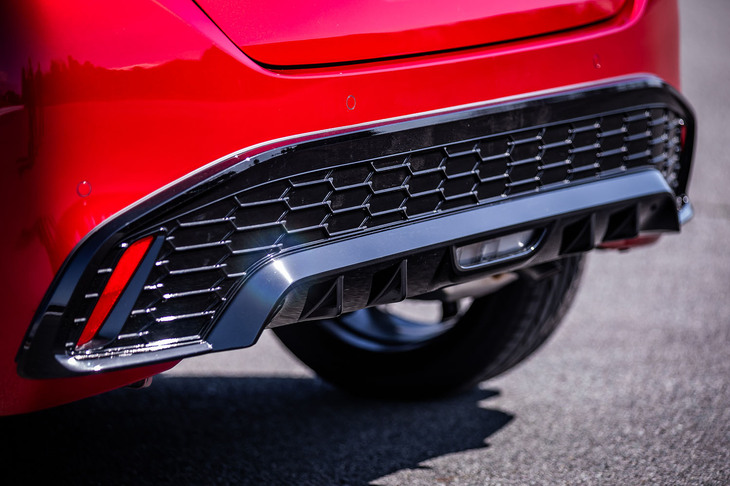 リアバンパーは「アクアGRスポーツ」の専用アイテムで、標準仕様よりもリアのオーバーハングが25mm長くなっている。ブラックアウトされた“ハ”の字型のガーニッシュデザインで、低重心化とスポーツイメージを表現したという。