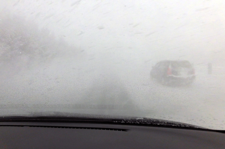 吹雪の中での除雪作業の様子。新しいシステムの運用により、こうした視界不良の下でも安全に除雪作業ができるようになるという。