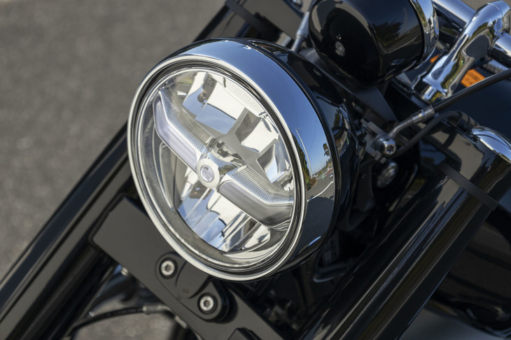 「ファーストエディション」には、取り回しに便利なリバースアシストや、坂道発進をアシストするヒルスタートコントロール、LEDヘッドライト、コーナリング時にハンドルを切った先の路面を照らすアダプティブヘッドライトなどが装備される。