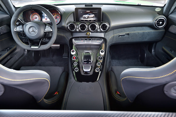 スポーティーなバックスキン素材が用いられたインテリア。テスト車には有償オプションのカーボンパーツが随所に用いられていた。
