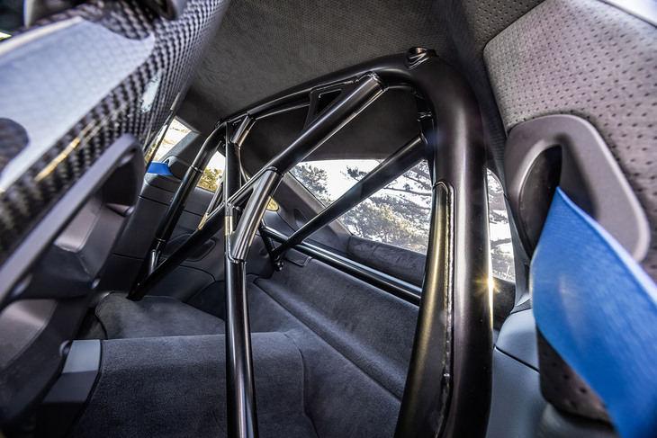 リアシートが撤去され2シーター仕様となる「911ダカール」。今回の試乗車に備わっていたキャビン後部のロールケージは、有償オプションとなる「ラリースポーツパッケージ」を選択すると装備される。