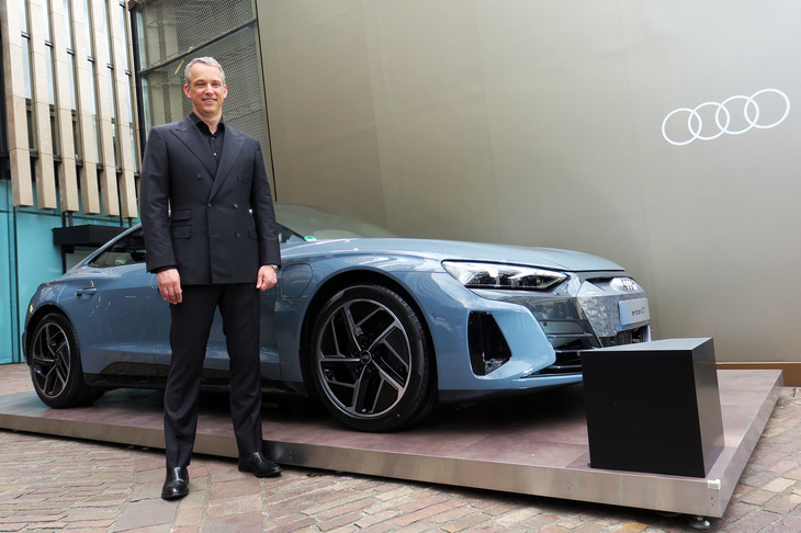「アウディe-tron GTクワトロ」と、アウディ ジャパンのフィリップ・ノアック代表取締役社長。