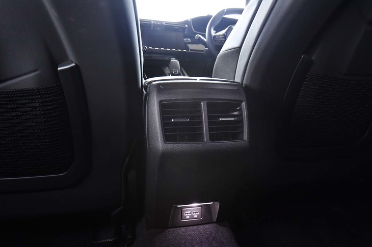 センターコンソールの後端には、後席用のエアコン吹き出し口とUSBコネクターが配置されている。