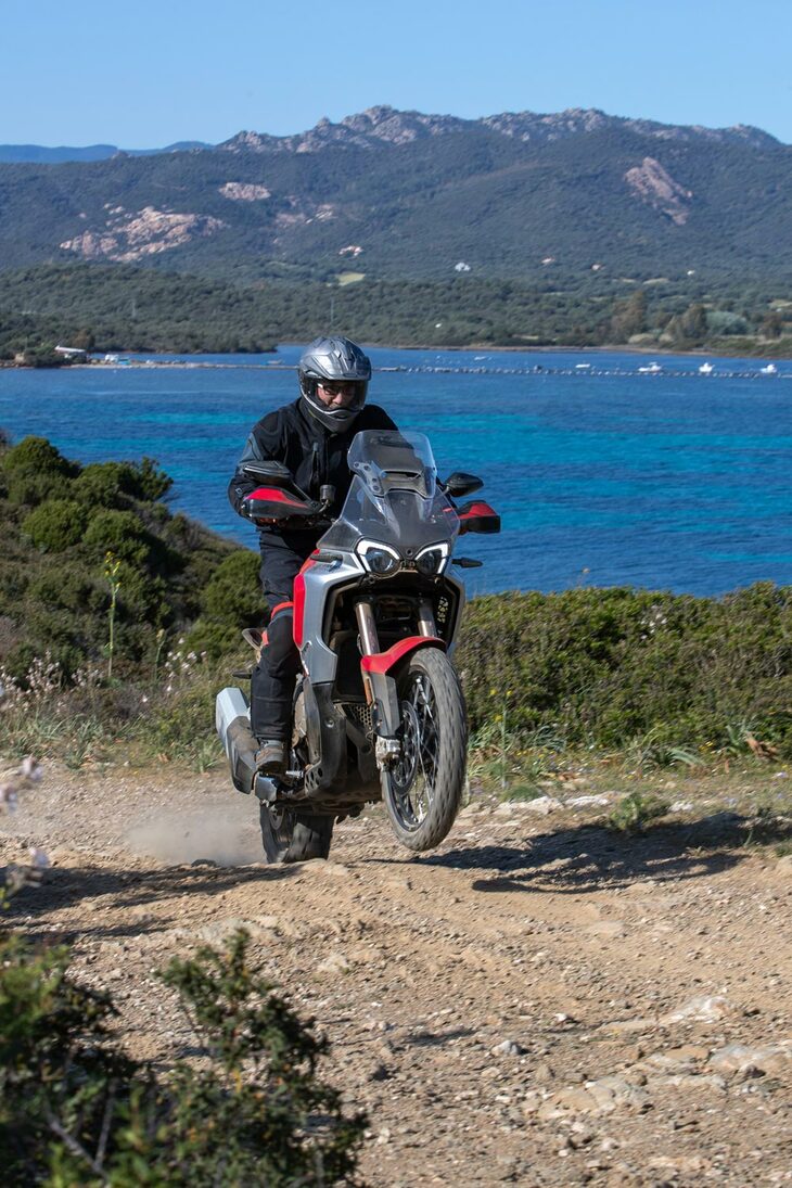 最低地上高は230mmと十分なクリアランスを確保。ABSを「レベル1」にセットすると後輪への介入がカットされ、リアを滑らせながらの豪快なライディングも可能となる。