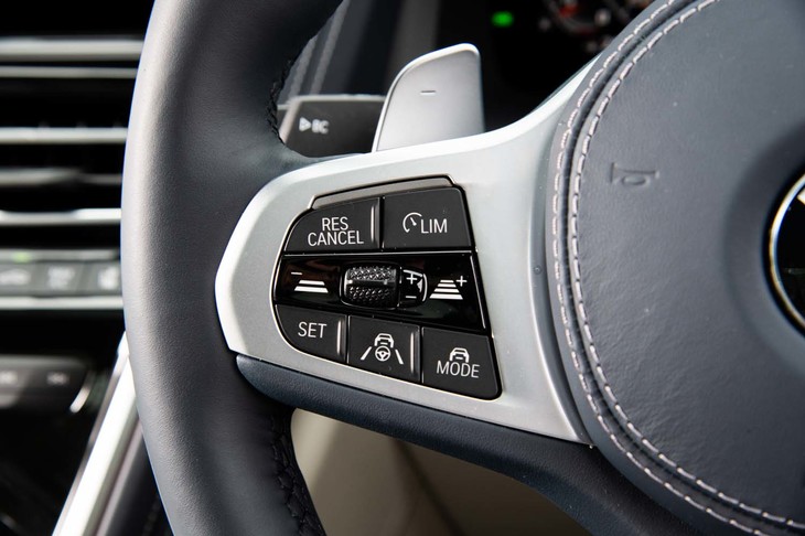 アダプティブドライブ走行時に条件が整い、「ハンズオフOK」と表示されたときにステアリングスポーク上の「MODE」ボタンを押すとハンズオフ機能が作動する。