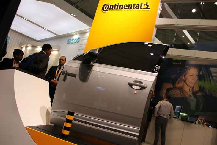 コンチネンタルのブース。ドアを開ける際に外側にある障害物を検知するデバイスの提案。ドアミラーとサイドプロテクションモールにあるセンサーがポイントだ。
