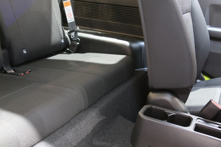 3ドアモデルの後席の足元。座面は台座部分よりも奥まっている。