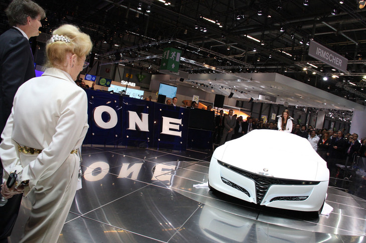 2010年3月、ジュネーブで。コンセプトカー「パンデオン」のデビューを見守るリッリ氏（右）。