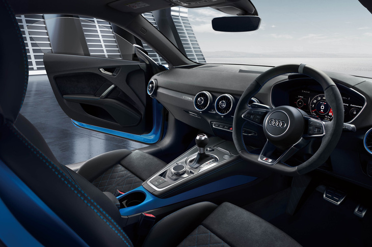 インテリアは、ボディーカラーに合わせてレッドまたはブルー（写真）のアクセントカラーを設定。ステッチやシートサイドパネル、シートベルトエッジ、エアコンのインナーリング、センターコンソールパネルなどが同色でコーディネートされる。