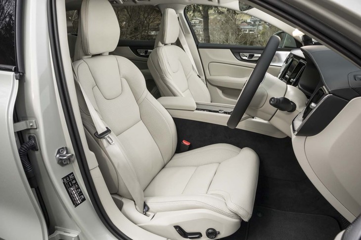 「T5 AWDプロ」ではパーフォレーテッド加工が施されたナッパレザーのシート表皮が標準装備。ヒーターやベンチレーション機能に加えて、マッサージ機能も備えている。