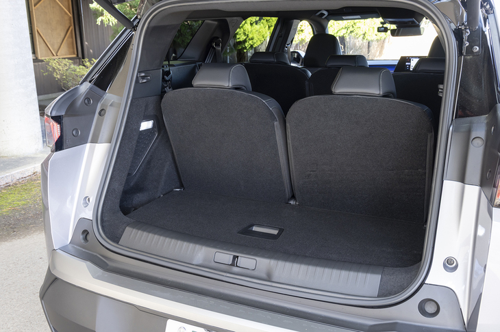 3列目使用時の荷室容量は259リッター。サイドシルが広いシャシーのため、同車格のモデルに比べると横幅が物足りない。
