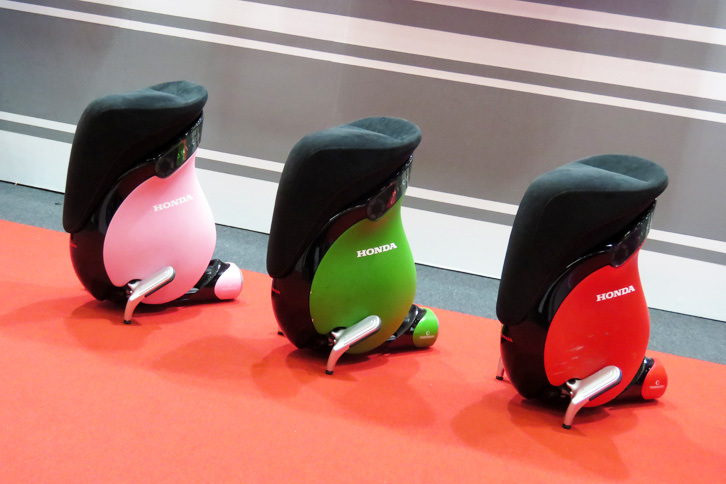 「UNI-CUB」は、体を前後左右に傾けるだけで操作が可能な、1人乗りのモビリティー。発表会などでのイメージから「白黒の個体しかない」と思っていたのだが、今ではこんなにカラフルなことに。