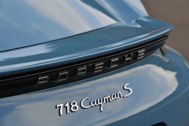 「718」の名は、1950年代から1960年代にかけてモータースポーツで活躍したポルシェのスポーツカーの名称に由来する。