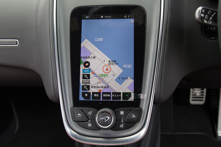 フローティングタイプのセンターコンソールに装備される、「IRIS」と呼ばれるインフォテインメントシステム。縦型の7インチタッチスクリーンが特徴で、空調もここで操作する。