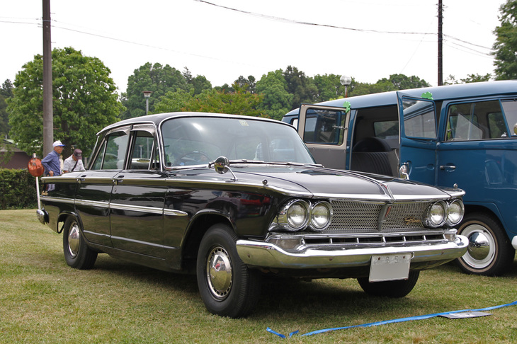 1963年「プリンス・グロリア デラックス」。1962年10月に1.9リッター直4 OHV搭載のデラックス（1型）のみで登場した2代目グロリアの最初期型。翌63年6月に2リッター直6 SOHCエンジン搭載の「スーパー6」が追加設定されると、デラックスはエンジンがデチューンされ、内外装が簡素化された2型となってしまったため、この個体は非常に希少な残存車両である。