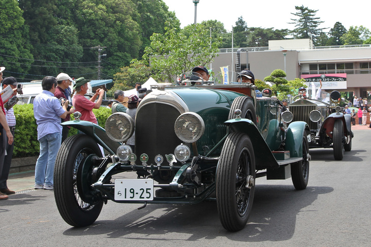 連なって会場を出ていく1925年「ベントレー3リッター」と同じく1925年「ロールス・ロイス・ファントムⅠ トルペードツアラー」。2台とも特別展示車両である。