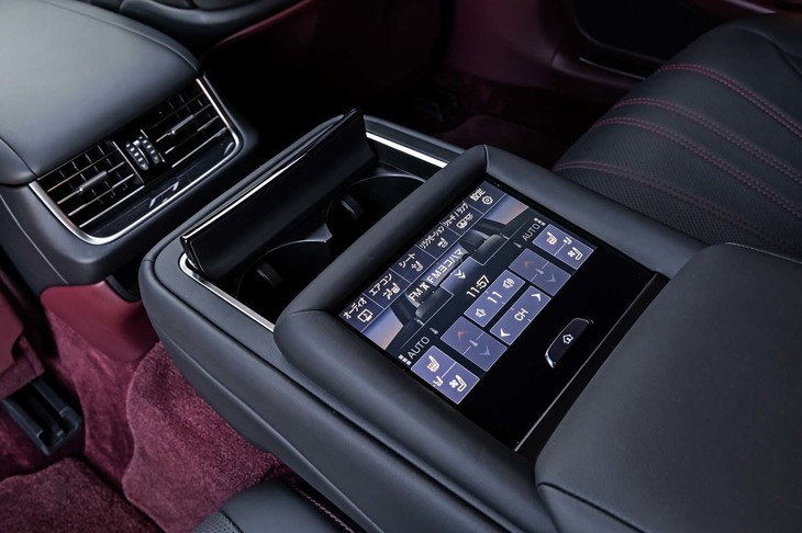 リアシートの姿勢調整やエアコン、オーディオ、サンシェードなどのコントロールが直観的に行えるリアマルチオペレーションパネルをセンターアームレスト内に配置。