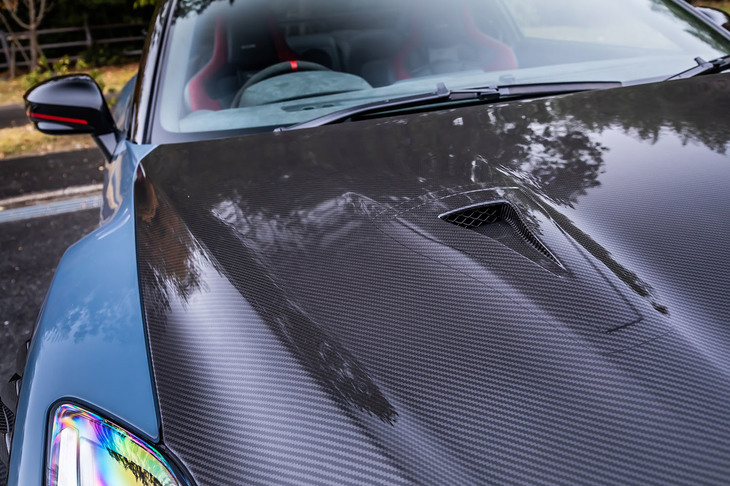 クリア塗装を施したカーボン製のNACAダクト付きエンジンフードが採用された「GT-R NISMOスペシャルエディション」。軽量化や冷却性能の向上も、同車の開発コンセプトに掲げられている。