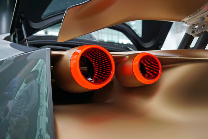 リアのランプは宙に浮いたようなデザインに仕立てられる。吹き抜け構造が面白い。