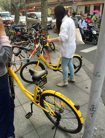 「ofo」のシェアリング自転車を利用する人たち。