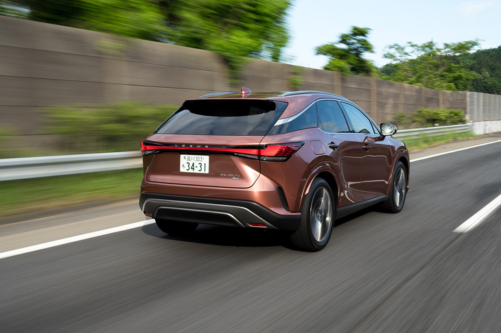 プラグインハイブリッドシステムのパワーやトルクは変わらないが、アクセル開度に対する駆動力の出し方を変更したとのことで、アクセル操作に対するツキがよくなった。そのためかハイブリッド燃料消費率（WLTCモード）が18.8km/リッターから18.7km/リッターへとごくわずかながら悪化している。