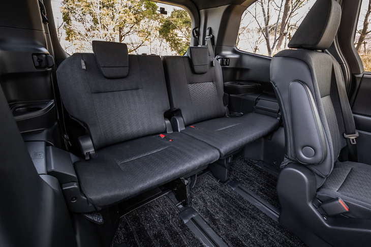 3人掛けとなる3列目シートは、先代のものよりもかなり薄型になっていた。頭上には十分な余裕があり、2列目シートを適切な位置に設定すれば、足元のスペースも十分に確保できる。