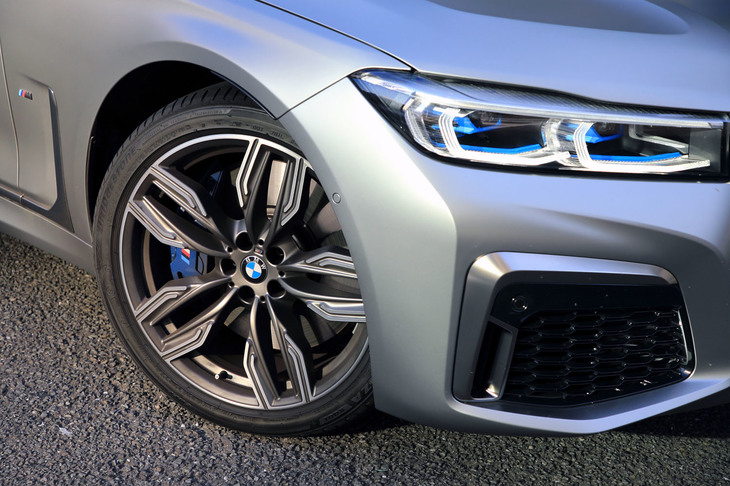 タイヤサイズは前が245/40R20 、後ろが275/30R20。試乗車にはブリヂストンのプレミアムスポーツタイヤ「ポテンザS001」が装着されていた。