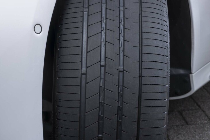 トレッドパターンに関しては、各ブロックが一斉に接地・離地しないよう、グルーブ（溝）のデザインを最適化。騒音を軽減している（人が「抜き足」で歩く様子をイメージしてほしい）。また縦方向の主溝の内部には、空気の流れを乱して音圧を下げる突起が設けられている。