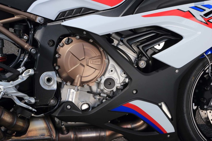 999ccの4気筒エンジンは、吸気側バルブのタイミングとリフト量を変化させる機構を搭載。特に低中速域でのトルクアップが図られている。パワーユニット単体では、先代比で4kgの軽量化を実現した。