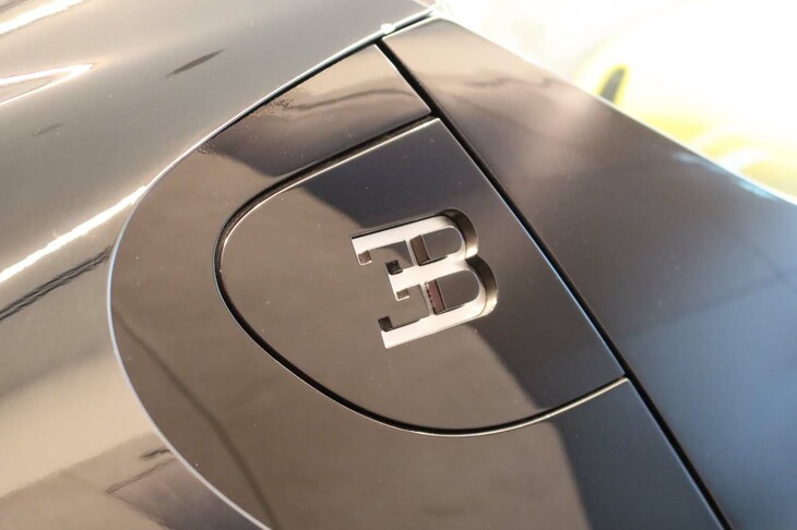 ブガッティW16ミストラル（ドア後部のエンブレム）