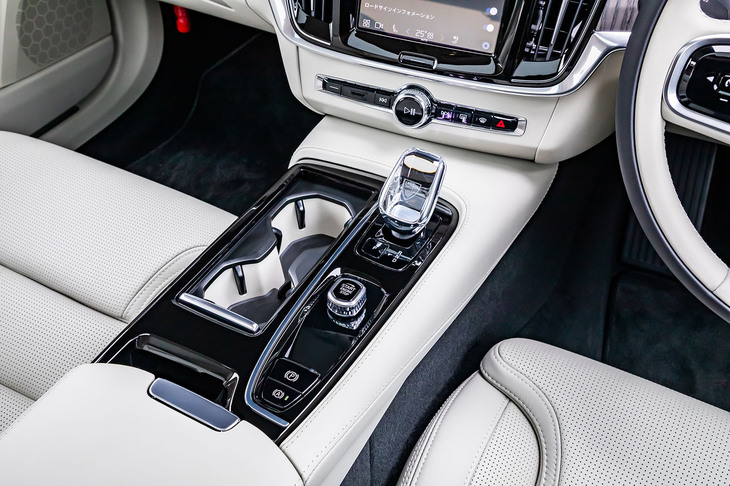 スウェーデンのオレフォス社が手がけるクリスタル製のシフトノブを標準で装備。パワーユニットのスタート／ストップスイッチには手ざわりのいいローレット加工が施されている。