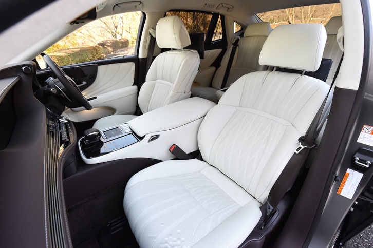 上質なセミアニリン本革で仕立てられた「LS500h“エグゼクティブ”」の前席。シートカラーは写真のホワイトのほか、ブラックやブラウンも用意される。