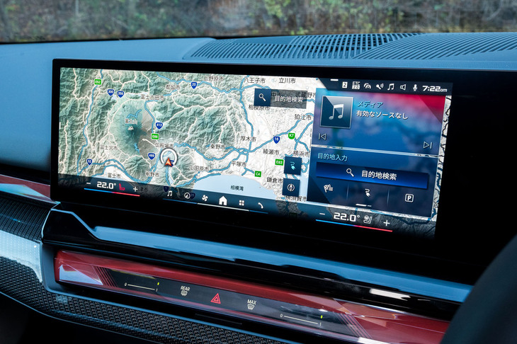 センタースクリーンのサイズは14.9インチ。これがホーム画面で、マップ右下のアイコンにタッチすると充電器の場所を検索できる。