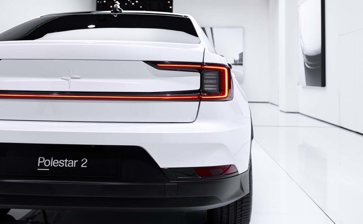 「ポールスター2」はボルボと異なる独自のエンブレムを採用している。