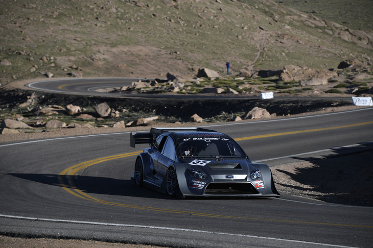 独自のレギュレーションを採用するPPIHCの参加車両は、多彩なバリエーションとなっている。特にアンリミテッドクラスは、その名のとおり、安全基準さえクリアすれば改造範囲はほぼ無制限の状態で、徹底的なカスタマイズが施されたモンスターマシンが集結している。写真の「フォード・フォーカス」は大胆なエアロキットを装着した上で、「日産GT-R」の3.8リッターV型6気筒エンジンを搭載。予選ではクラス4位につけ、決勝はクラス4位（9分52秒720）でフィニッシュした。