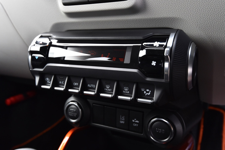 各所に施されたユニークなデザインも「イグニス」の特徴。インテリアでは円筒形のモニターと横並びのスイッチを組み合わせた空調の操作パネルが目を引く。