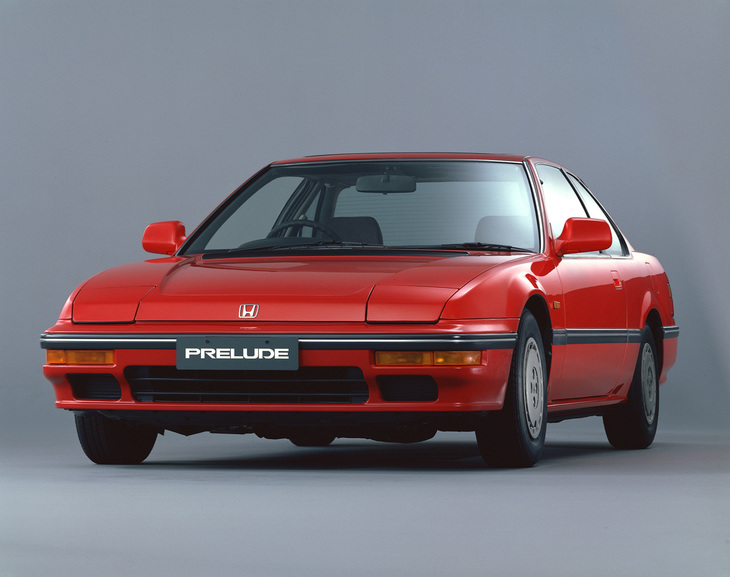 1987年「ホンダ・プレリュード」。DOHC 16バルブまたはSOHC 12バルブの2リッター直4エンジンを搭載。上位グレードにオプション設定された4WSは、舵角が小さいときは前輪と後輪が同位相（同方向）に、大きいときは逆位相に切れる。