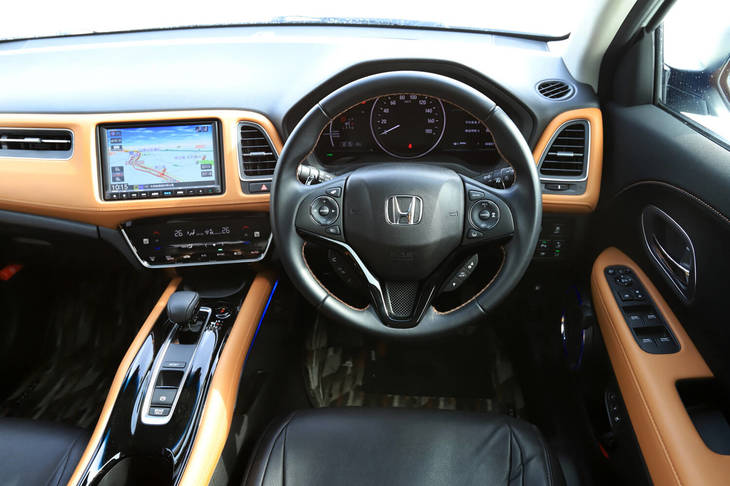 コックピット周辺部は、ブルーのLEDイルミネーションや本革巻きのセレクトノブ（1万6200円）、デザインタイプのカーペットなどが特徴的。8インチ ベーシックインターナビ（15万1200円）もオプション。