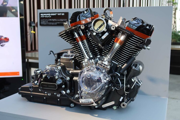 1977ccの空冷Vツイン「ミルウォーキーエイトVVT121」エンジン（展示用カットモデル）