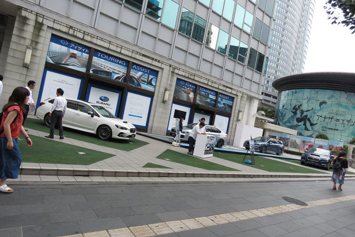 試乗会の受け付けが行われている六本木ヒルズ・ノースタワー前の様子。