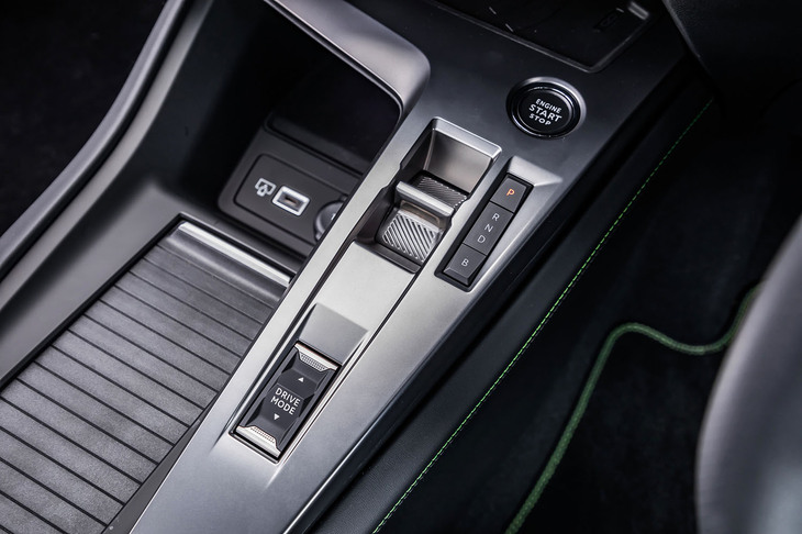 エンジンのスタート／ストップボタンやスイッチ式のシフトセレクターが、ドライバーサイドに配置されるセンターコンソールのデザインは「308」ゆずり。USBポートや12V電源のソケットも標準で装備される。