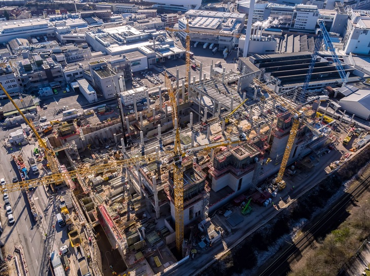 建設作業が進められている、ポルシェ本社に隣接する新設工場。現在はパワーユニット工場の建屋のみが完成している。