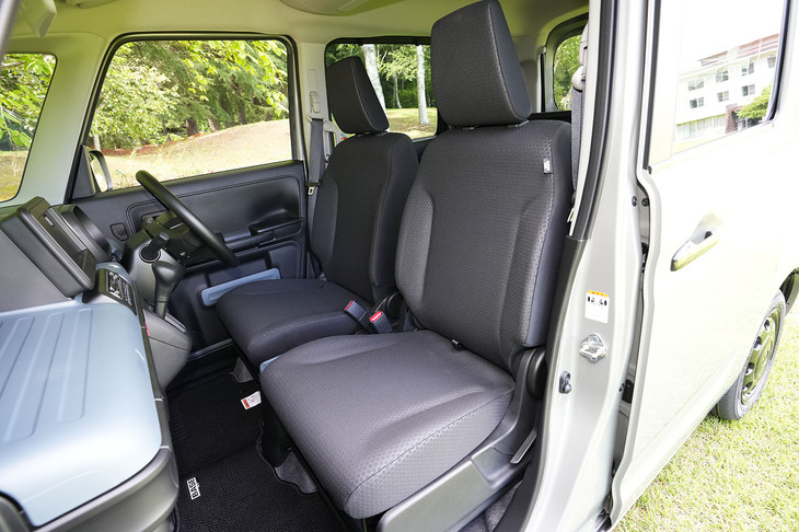 2018年に発売されてFF系軽商用車のはしりとなったあるクルマとは異なり、助手席にもきちんと座れる。スズキの人は「あちらは硬いですからね～」と語っていた。